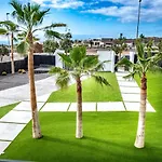 95, Lujo Y Piscina Infinity Вілла Адехе