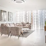 95, Lujo Y Piscina Infinity Вілла *